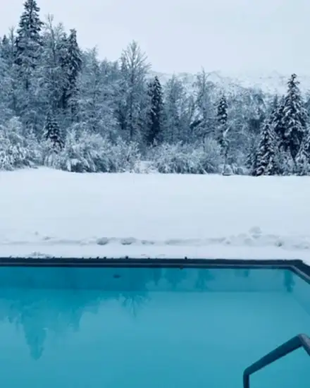 Havuz kış bakımı sırasında ekip, havuzun su seviyesini ayarlıyor ve koruyucu önlemler alıyor.