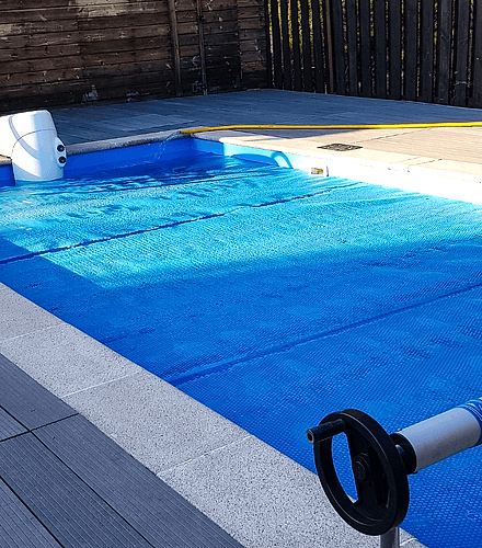 havuz_kapama1 Havuz kapama işlemi, havuzun kış aylarında korunmasını sağlıyor.